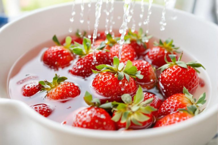 Est-ce une bonne idée de laver les fraises avec du vinaigre avant de les manger ?