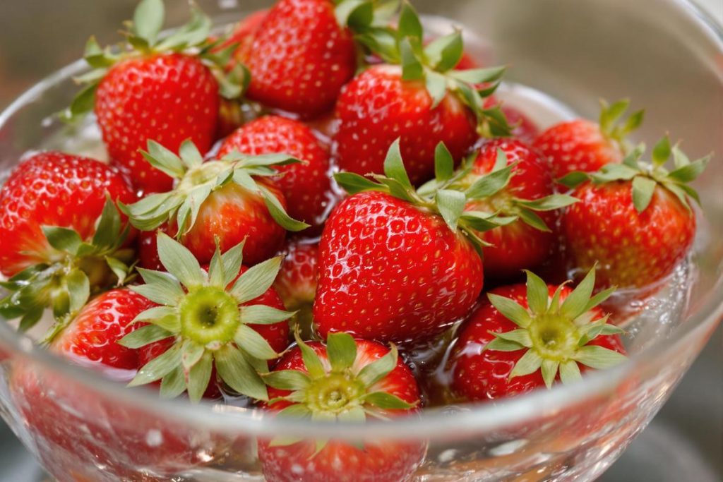 Passer ses fraises sous l’eau ne suffit pas pour éliminer les résidus de pesticides : voici comment faire pour mieux les laver efficacement.jpg
