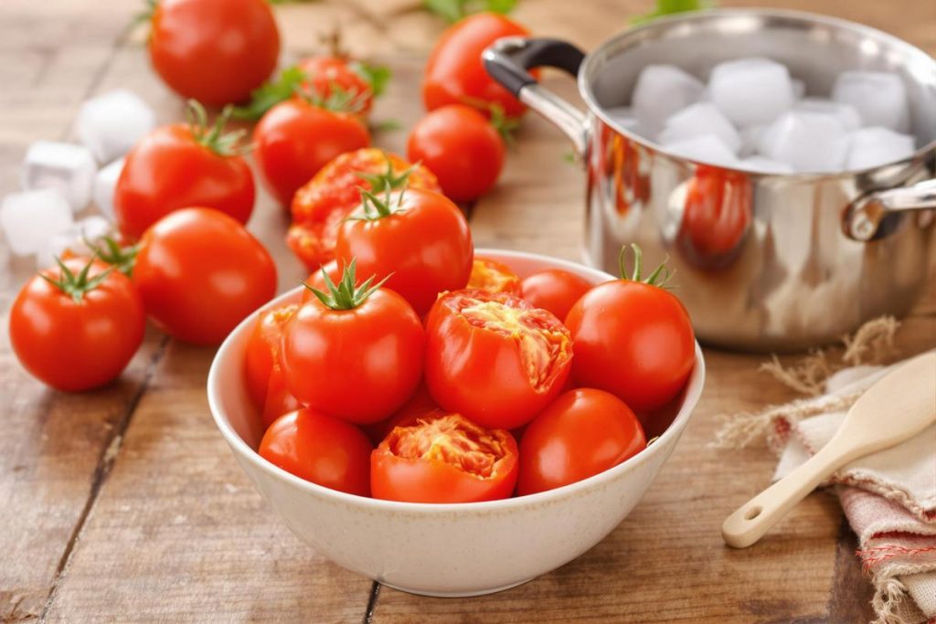 Cette technique de grand-mère pour peler les tomates sans les abîmer est approuvée depuis des générations.jpg