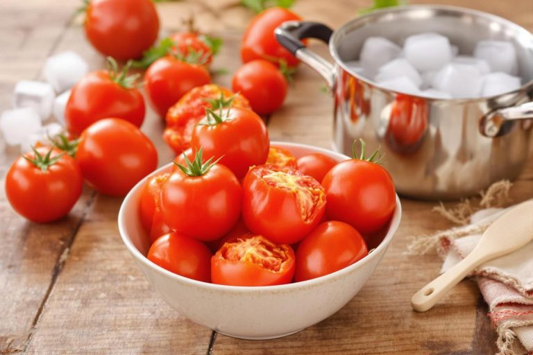 Cette technique de grand-mère pour peler les tomates sans les abîmer est approuvée depuis des générations.jpg