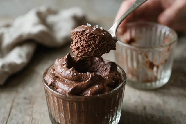 Mousse au chocolat : le geste simple de Julie Andrieu pour un résultat digne d&rsquo;un chef